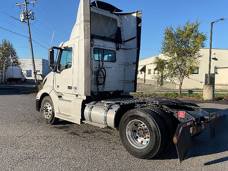 2019-volvo-vnr300-image-2