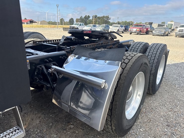 2019-peterbilt-579-image-33