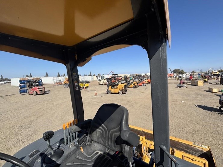 2021-deere-210l-image-45