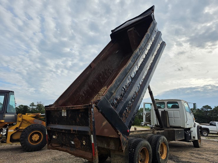 2004-sterling-l7500-image-17
