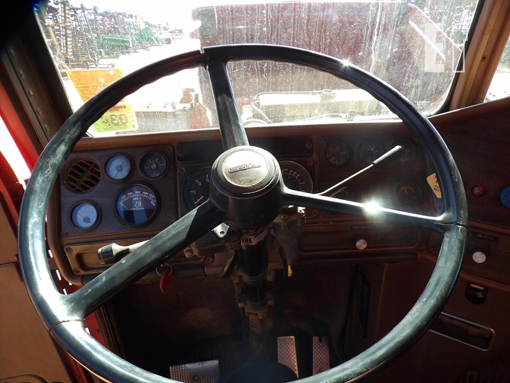 1984-freightliner-flc120-image-18