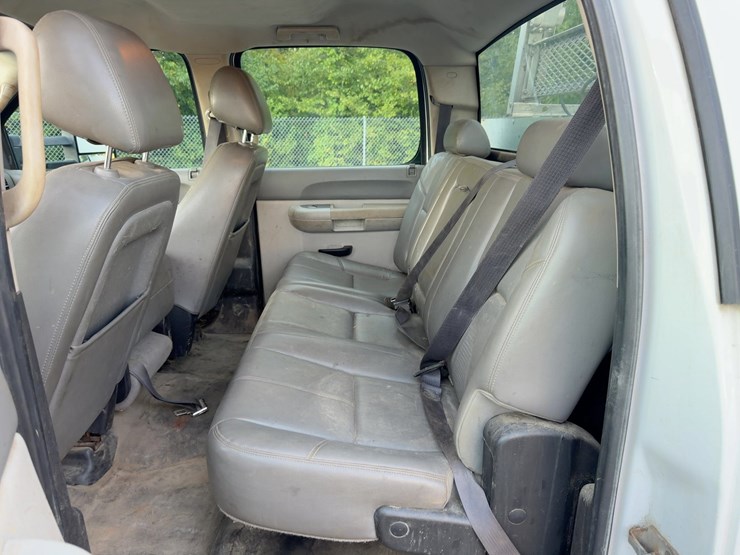 2013-chevrolet-3500hd-image-21