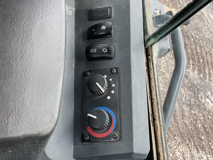 2021-deere-650k-lgp-image-13