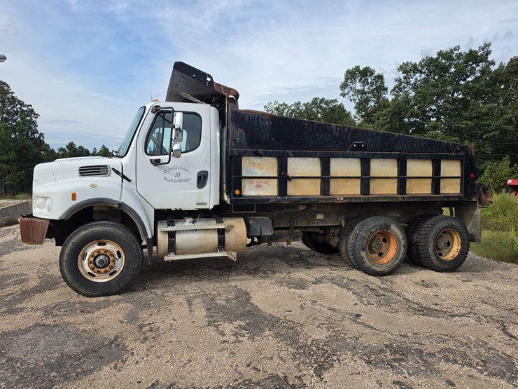 2007-freightliner-m2-106-image-3