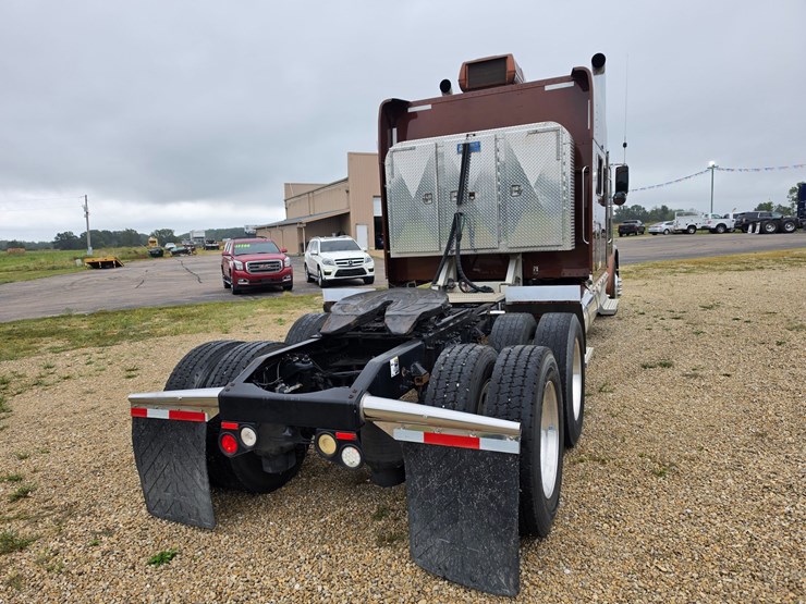 2018-peterbilt-389-image-16