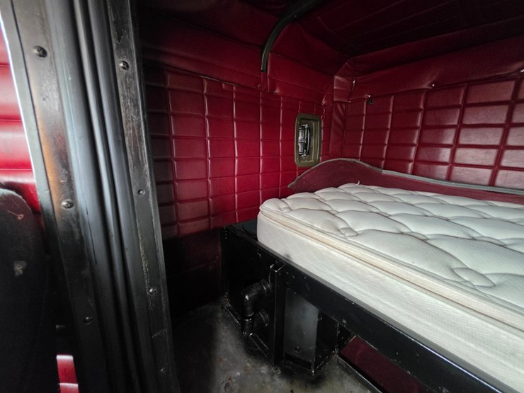 1996-peterbilt-379-image-73