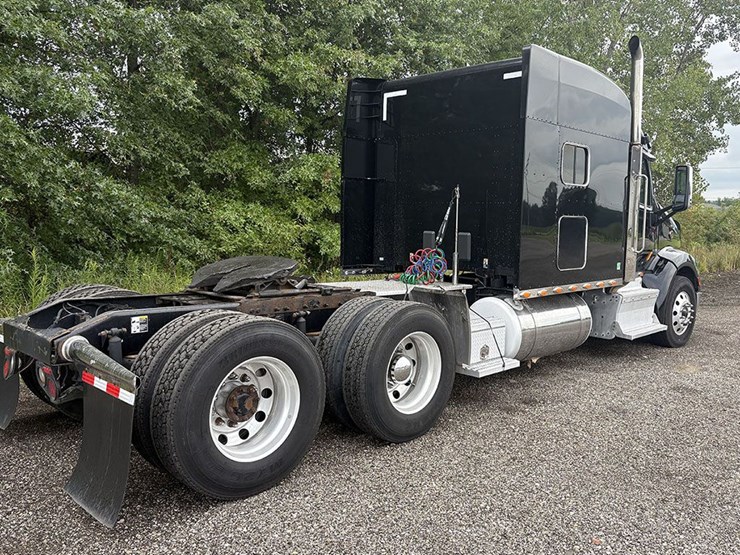 2015-peterbilt-579-image-3