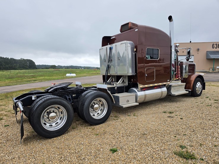 2018-peterbilt-389-image-19