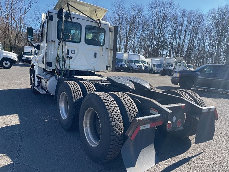 2018-freightliner-cascadia-125-image-2