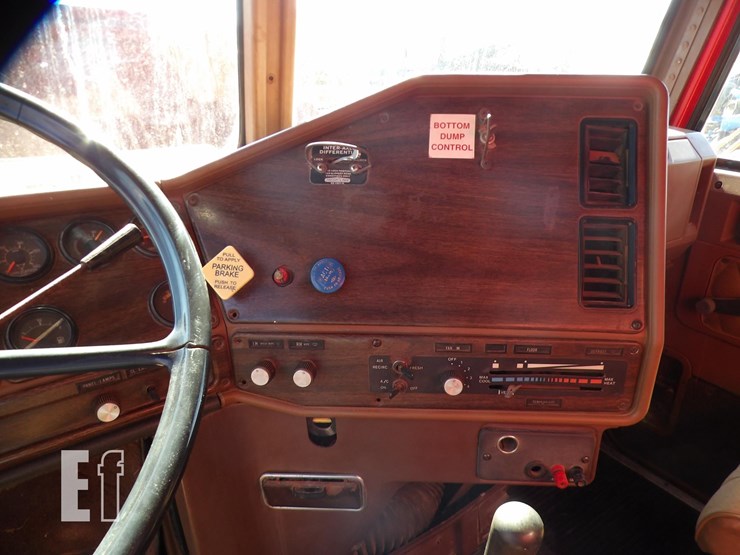 1984-freightliner-flc120-image-17