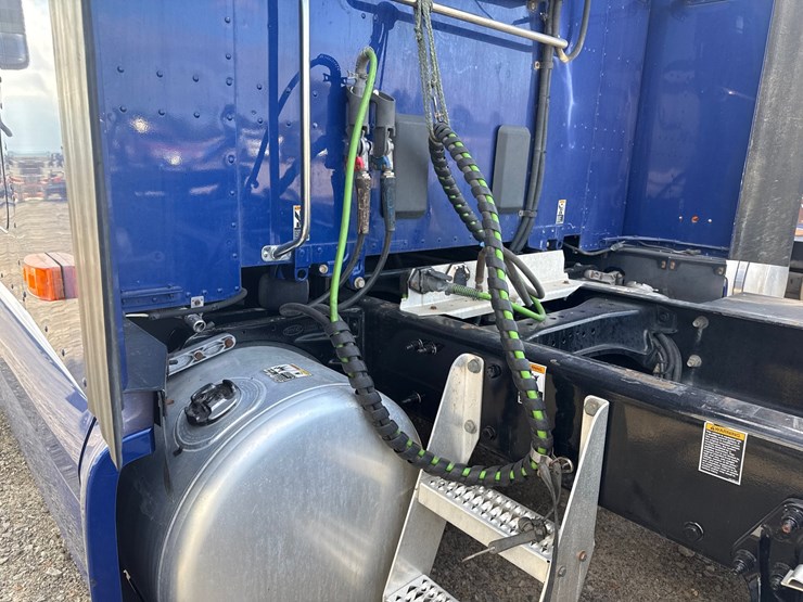 2019-peterbilt-579-image-10