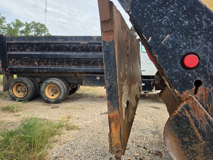 2007-freightliner-m2-106-image-33