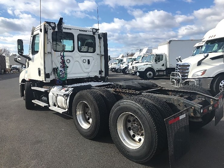 2021-freightliner-cascadia-126-image-2