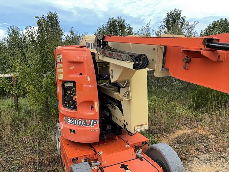 jlg-e300ajp-image-12