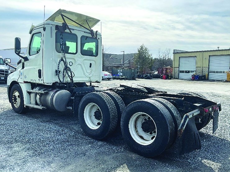 2018-freightliner-cascadia-126-image-2