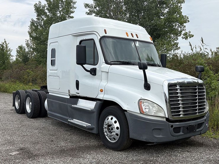 2014-freightliner-cascadia-125-image-2