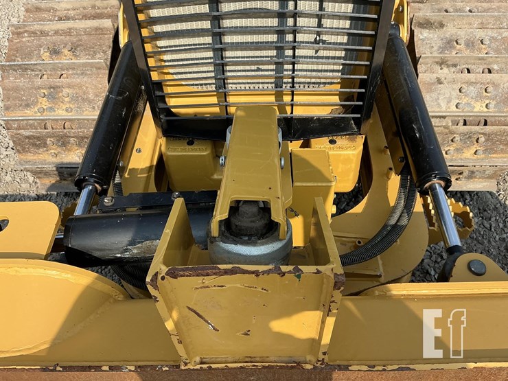 2023-caterpillar-d1-image-12