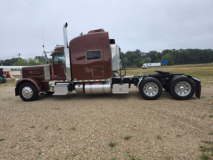2018-peterbilt-389-image-8