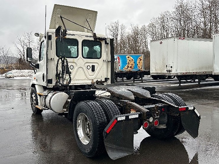 2017-freightliner-cascadia-113-image-2