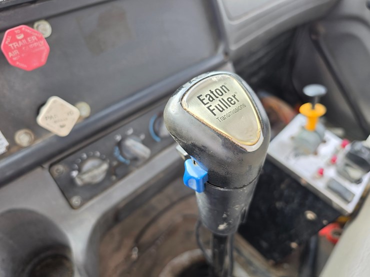 2007-freightliner-m2-106-image-86