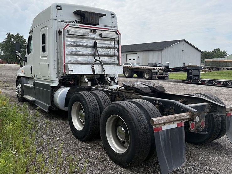 2014-freightliner-cascadia-125-image-3