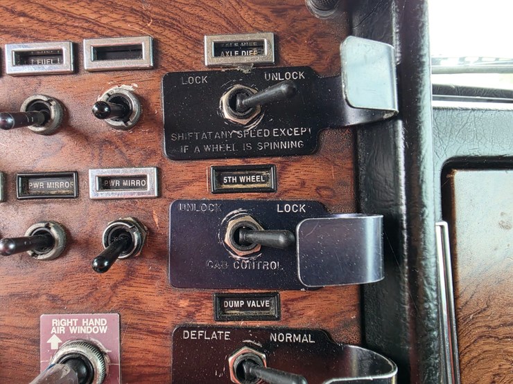 1996-peterbilt-379-image-60
