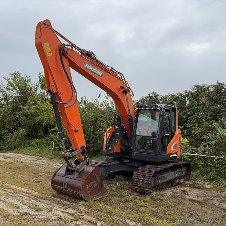2017 DOOSAN DX140 LCR