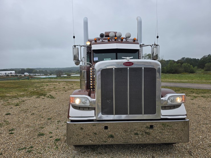 2018-peterbilt-389-image-29