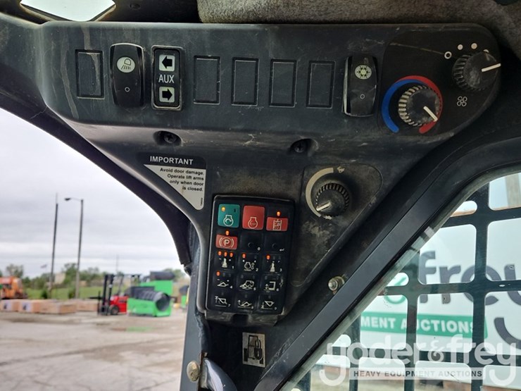 2019-deere-317g-image-30