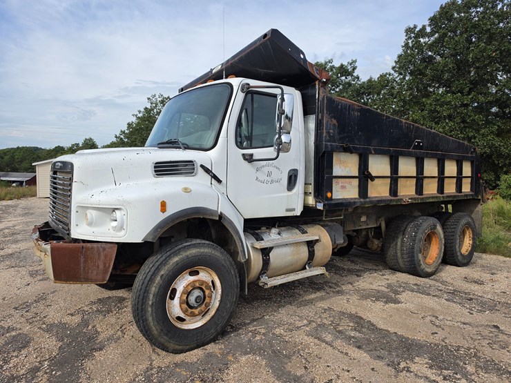 2007-freightliner-m2-106-image-2