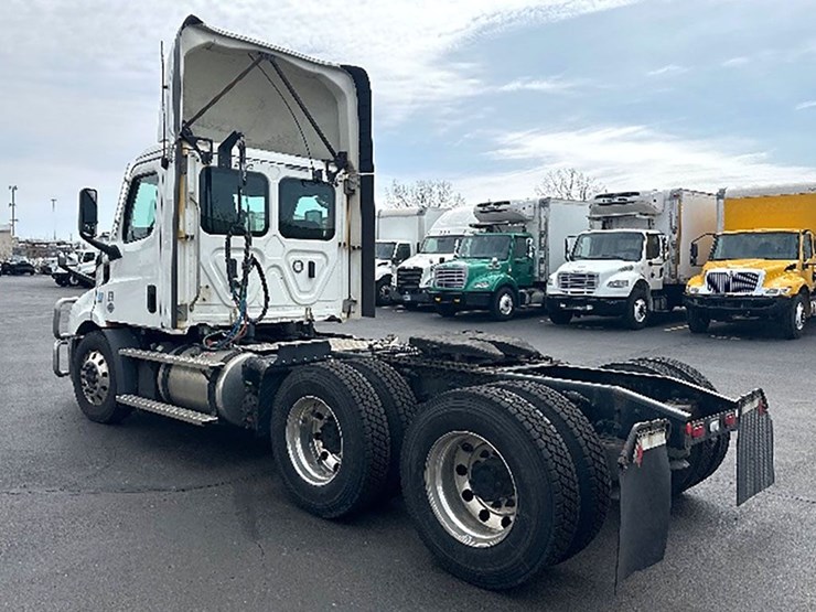 2021-freightliner-cascadia-116-image-2