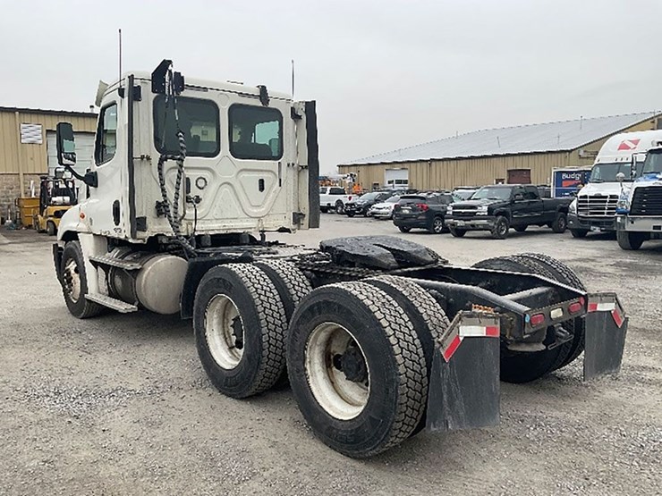 2018-freightliner-cascadia-125-image-2