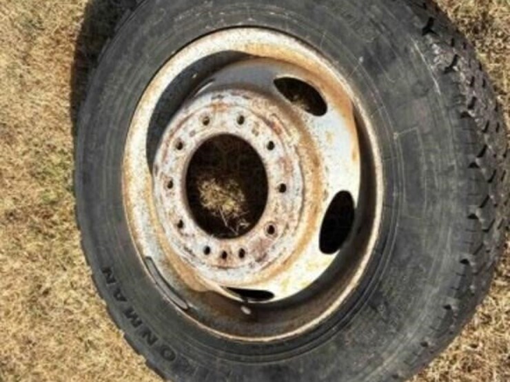 ironman---225/70r19.5-tire-image-1