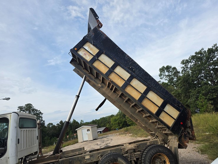 2007-freightliner-m2-106-image-17