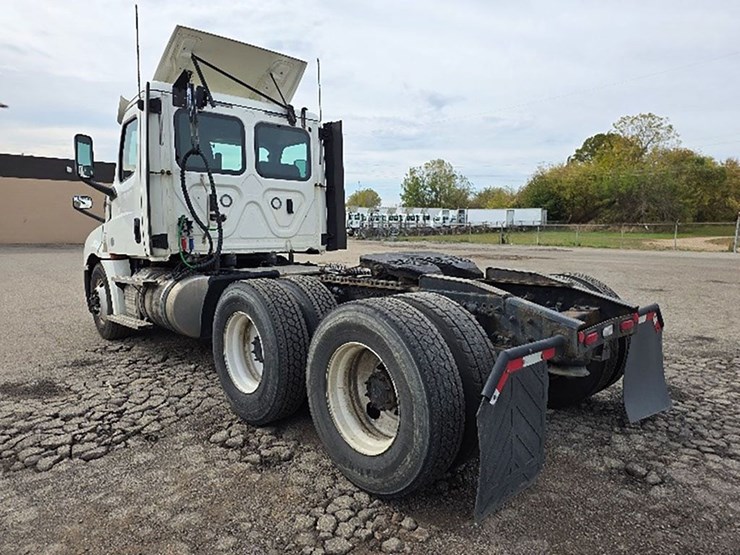 2020-freightliner-cascadia-126-image-2