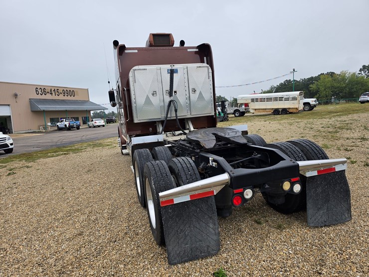 2018-peterbilt-389-image-14