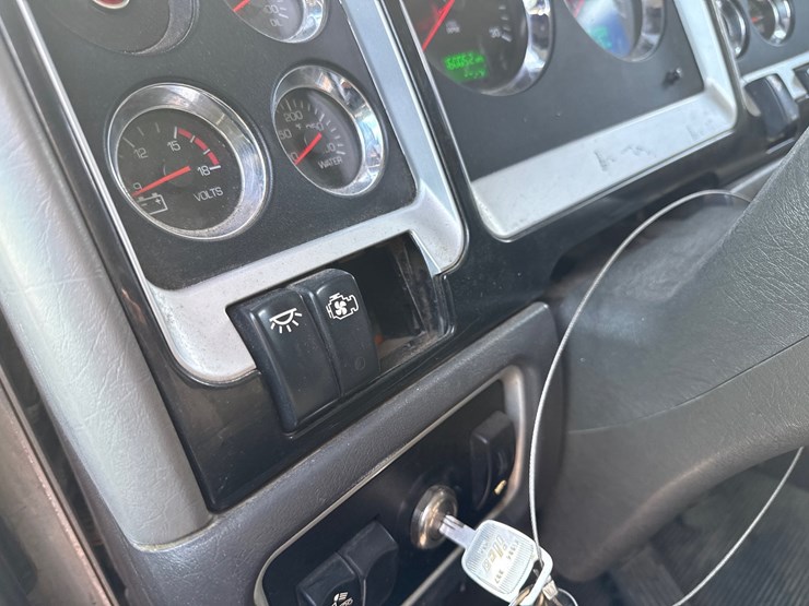 2010-kenworth-t800-image-45