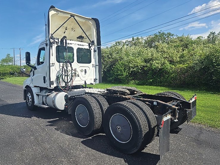 2019-freightliner-cascadia-126-image-2