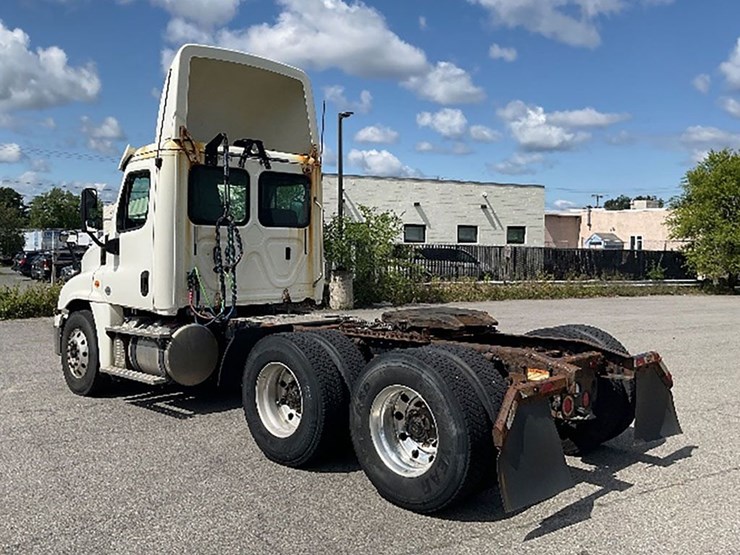 2018-freightliner-cascadia-125-image-2