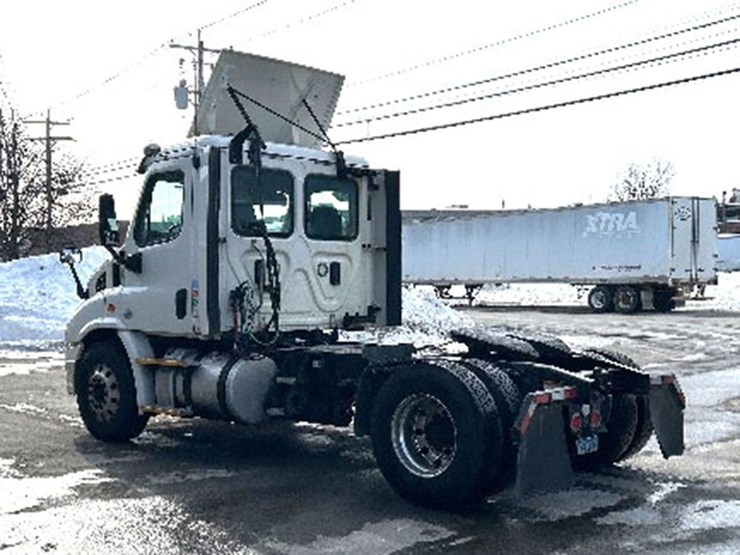 2017-freightliner-cascadia-113-image-2