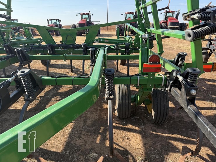 2023-john-deere-2430-image-15