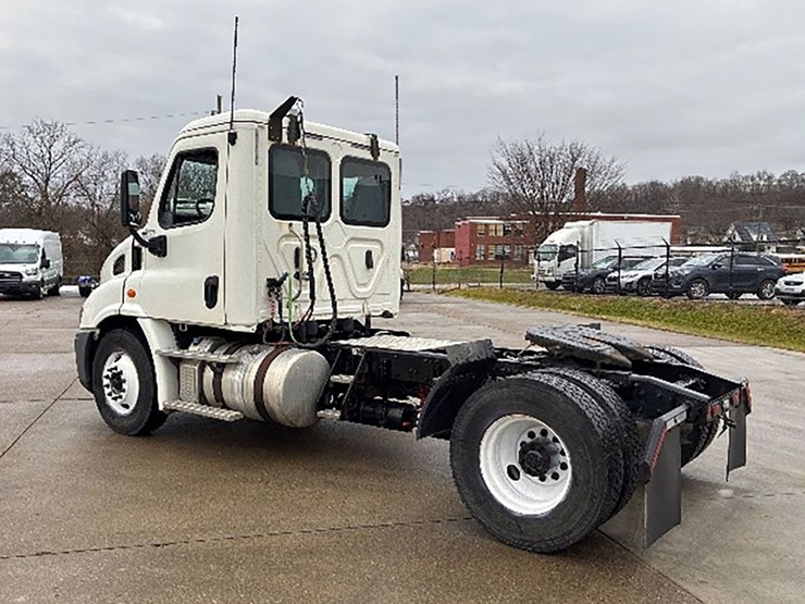 2018-freightliner-cascadia-113-image-2