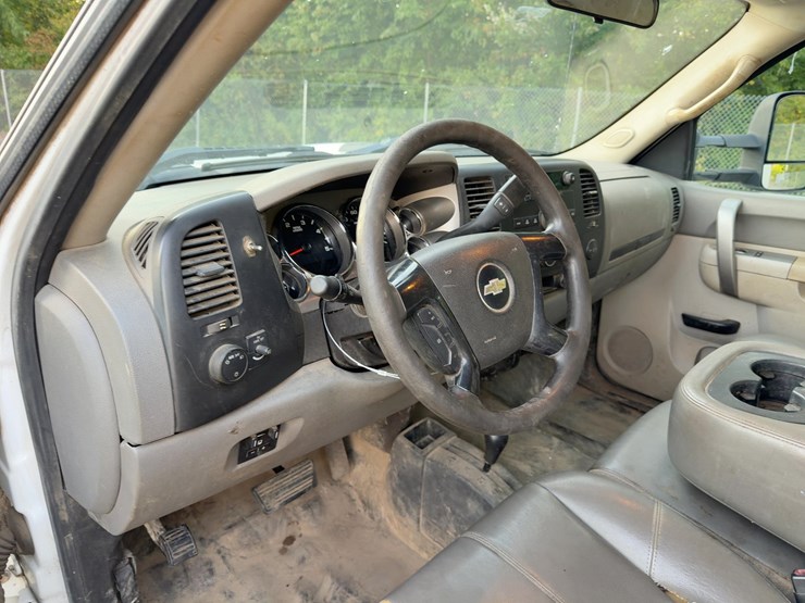 2013-chevrolet-3500hd-image-24
