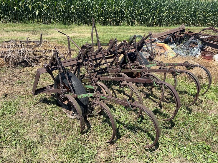 john-deere-13-shank-field-cultivator-image-7
