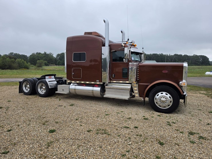 2018-peterbilt-389-image-25