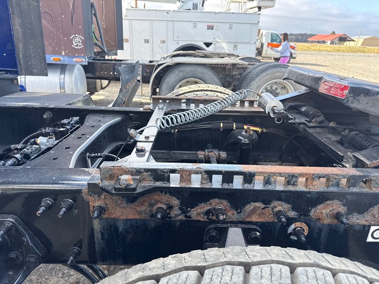 2019-peterbilt-579-image-11