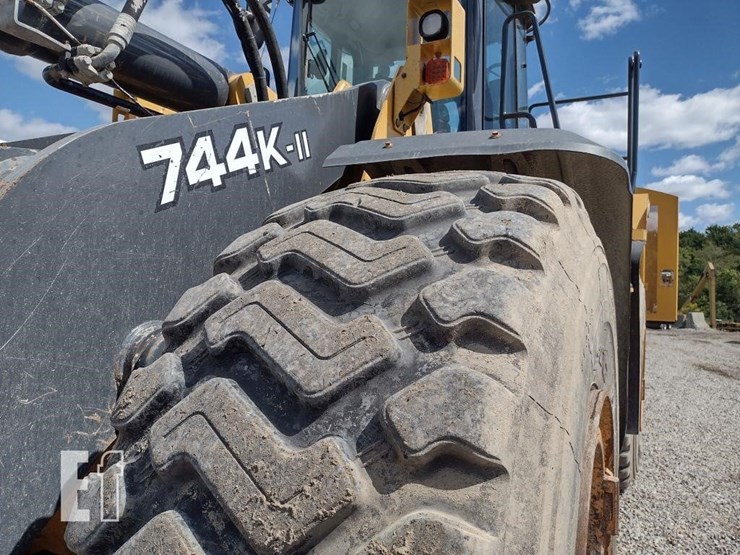 2019-deere-744kii-image-18