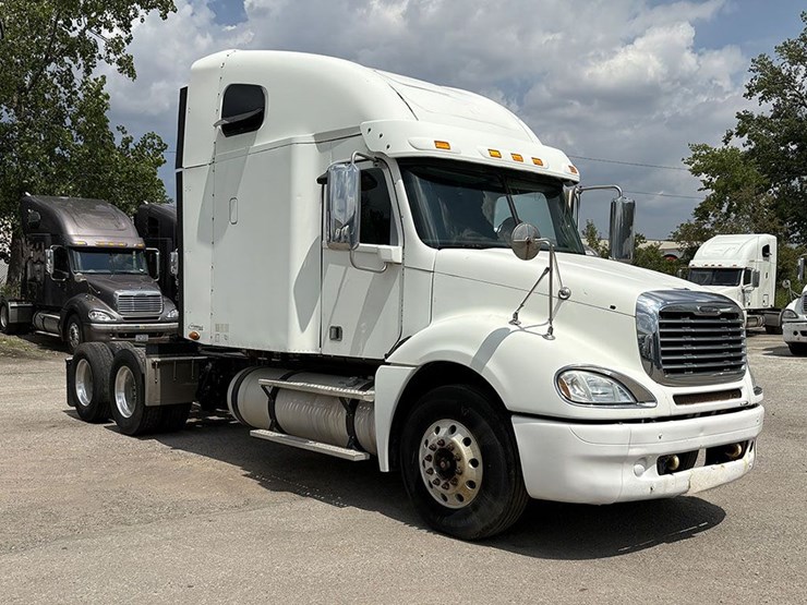 2014-freightliner-cl120-columbia-image-2