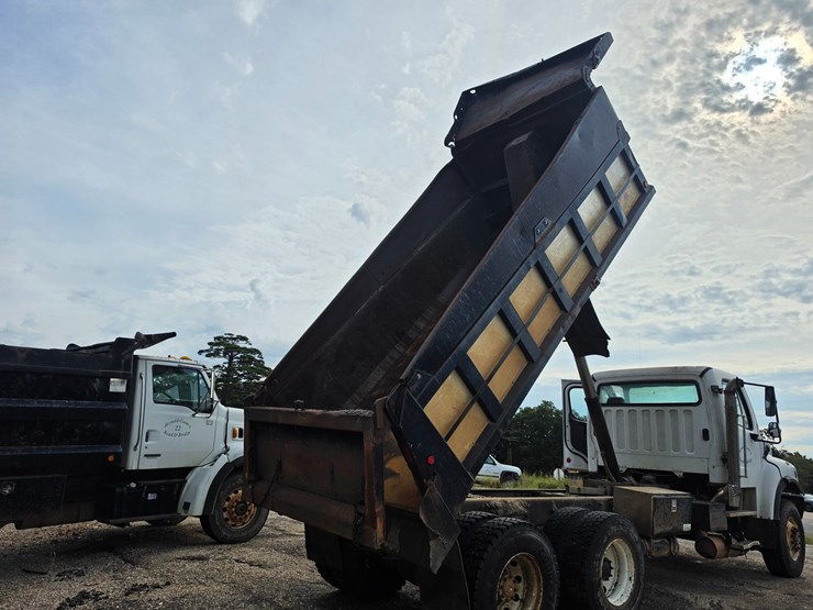2007-freightliner-m2-106-image-20