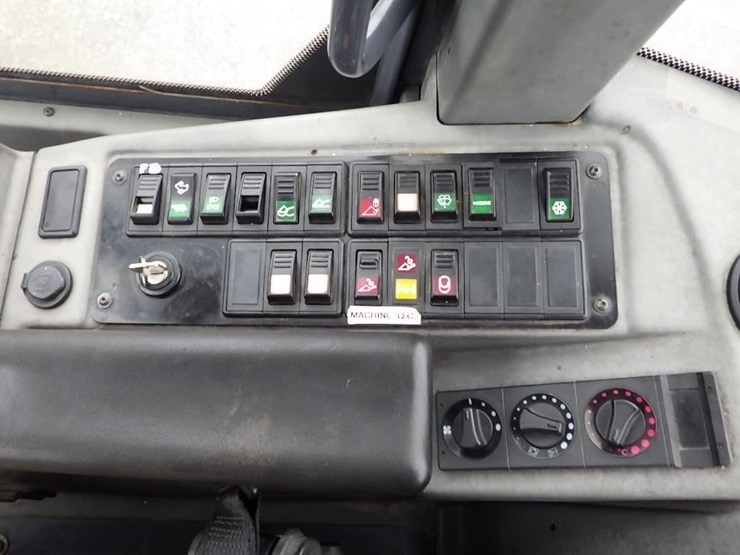 2014-deere-244j-image-28